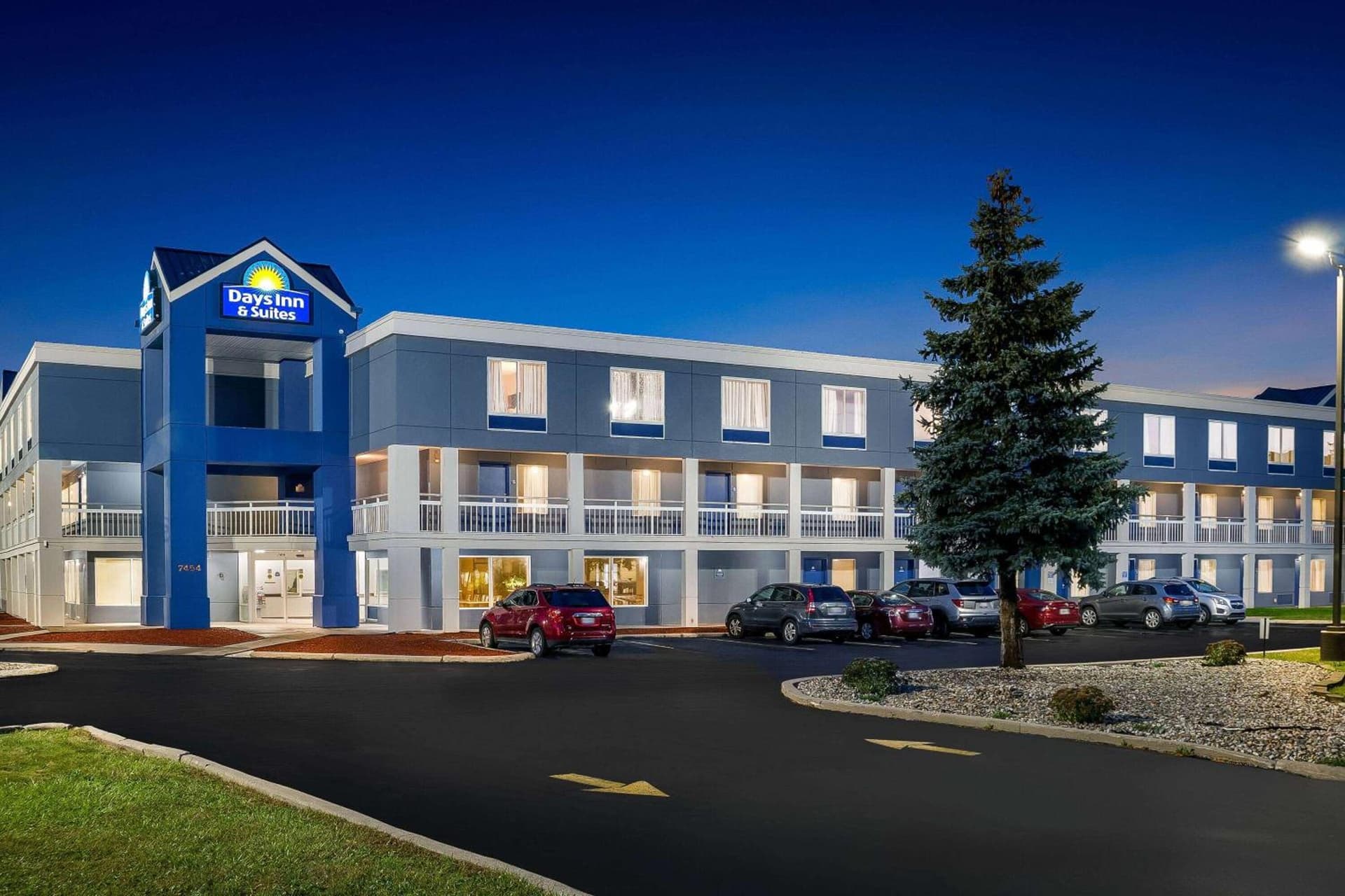 Days Inn & Suites by Wyndham Warren property views in Warren, MI — gallery photo 3