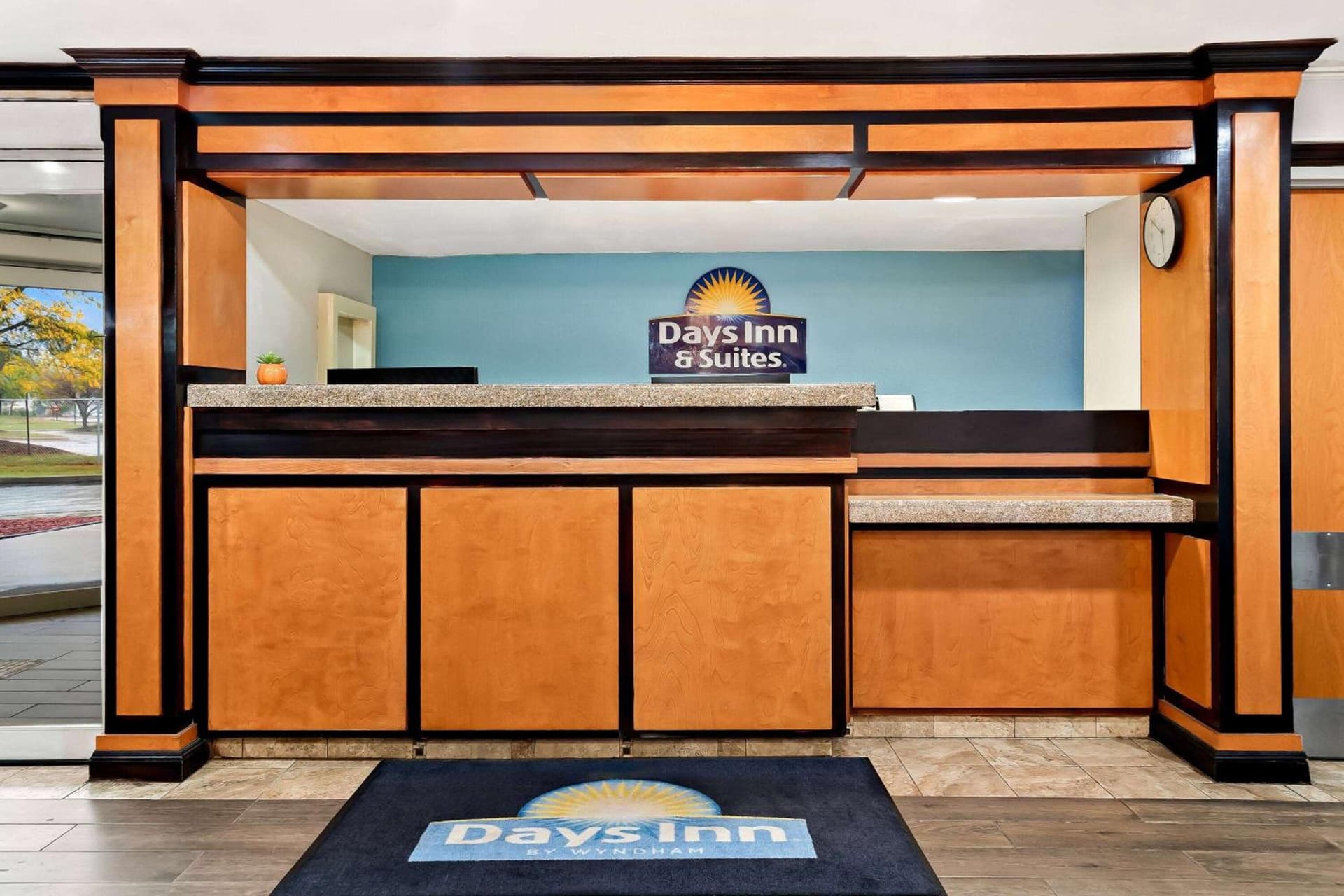 Days Inn & Suites by Wyndham Warren gallery photo in Warren, MI — image 7