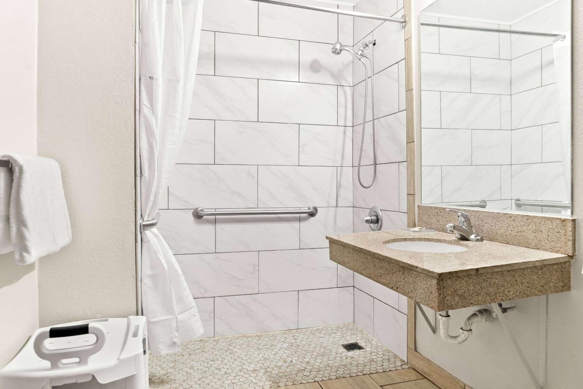 Days Inn & Suites by Wyndham Warren gallery photo in Warren, MI — image 20