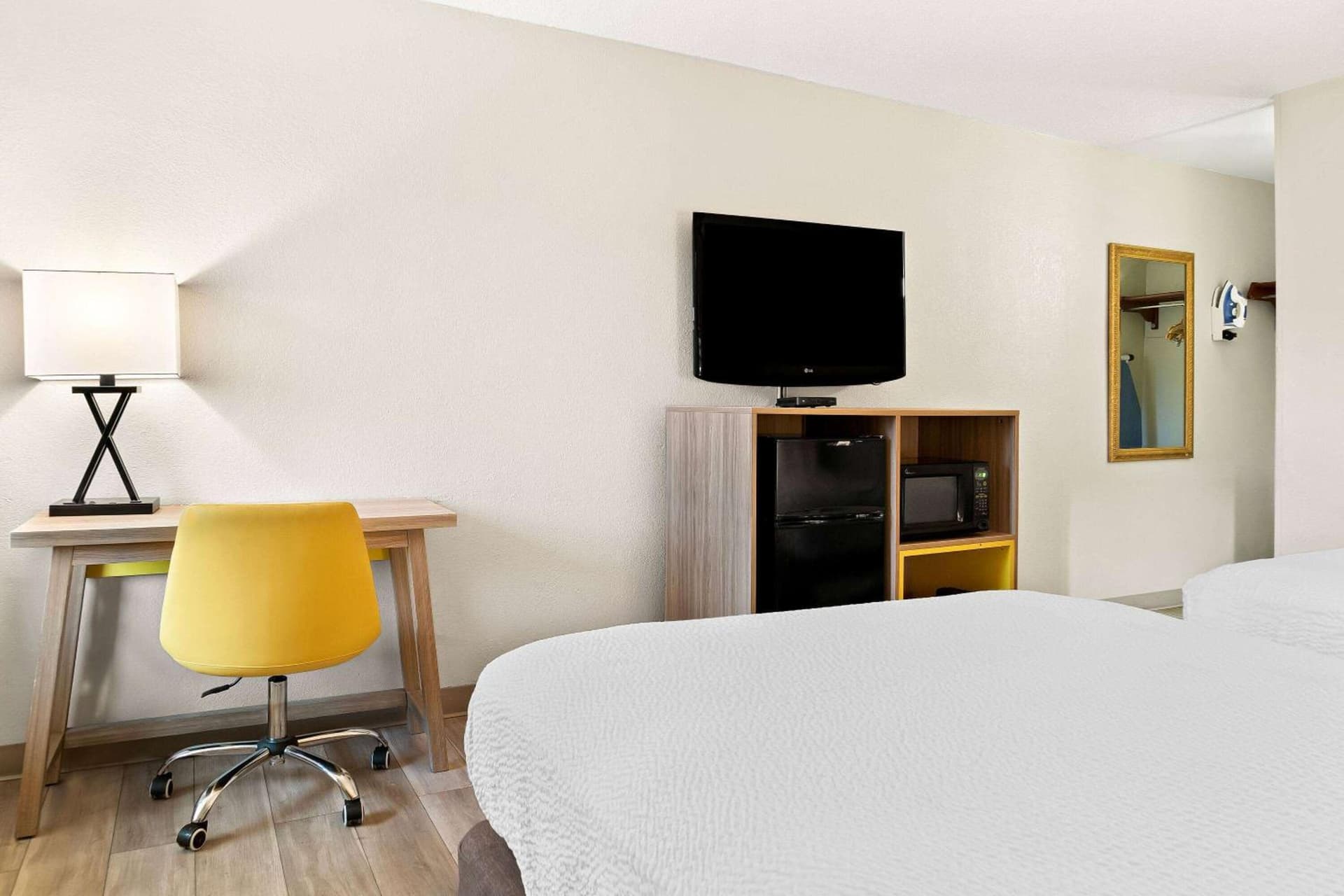 Days Inn & Suites by Wyndham Warren gallery photo in Warren, MI — image 6