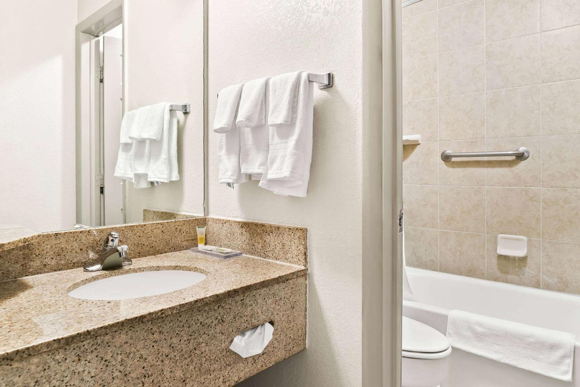Days Inn & Suites by Wyndham Warren gallery photo in Warren, MI — image 21