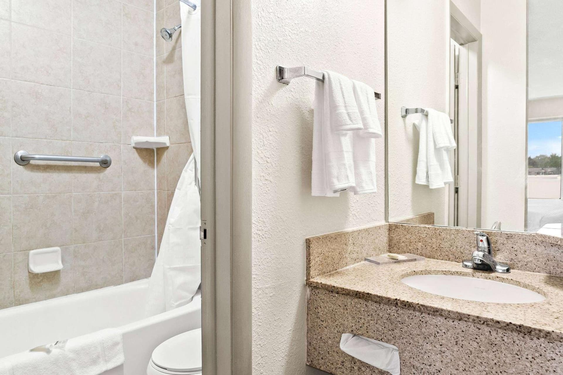 Days Inn & Suites by Wyndham Warren gallery photo in Warren, MI — image 28