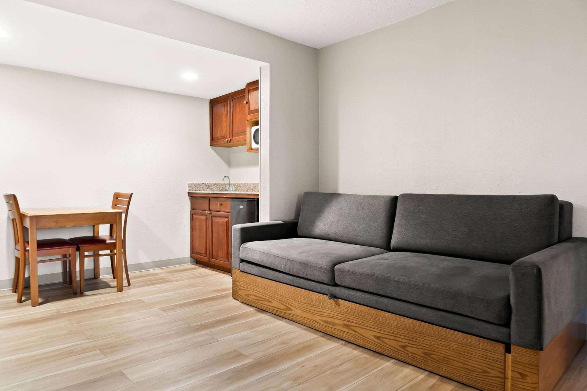 Days Inn & Suites by Wyndham Warren gallery photo in Warren, MI — image 31