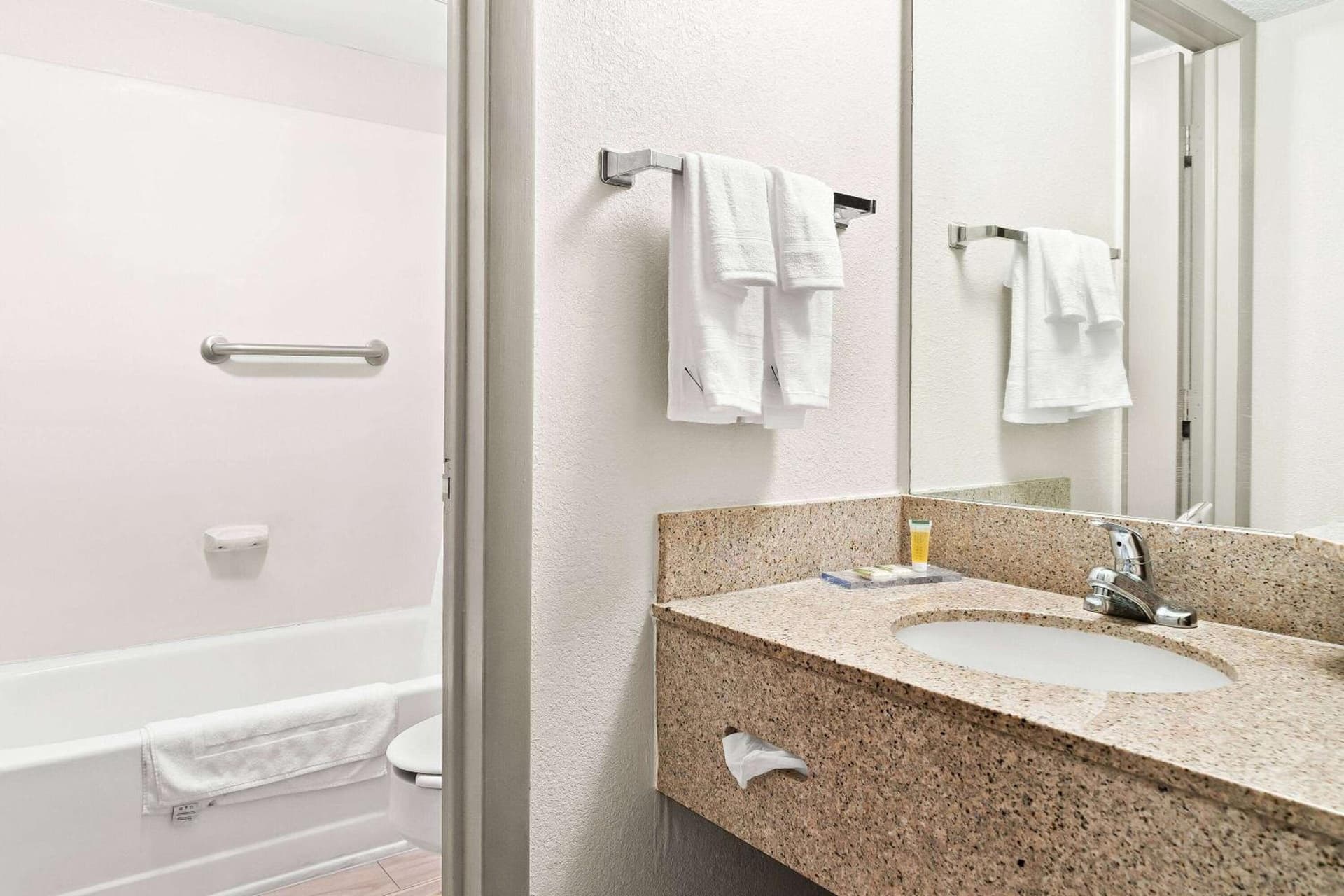 Days Inn & Suites by Wyndham Warren gallery photo in Warren, MI — image 4