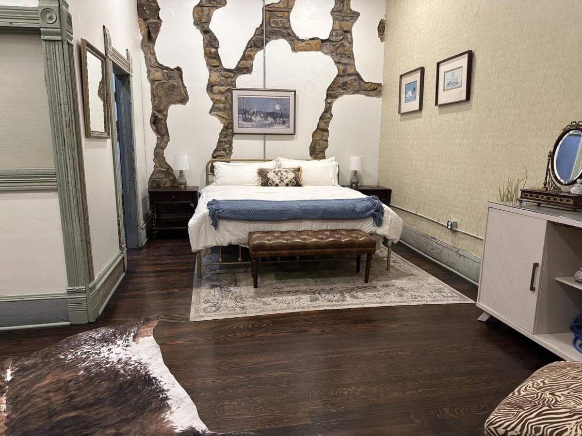 NEW Western-Inspired Inn - The Marlow property views in Okemah, OK — gallery photo 3