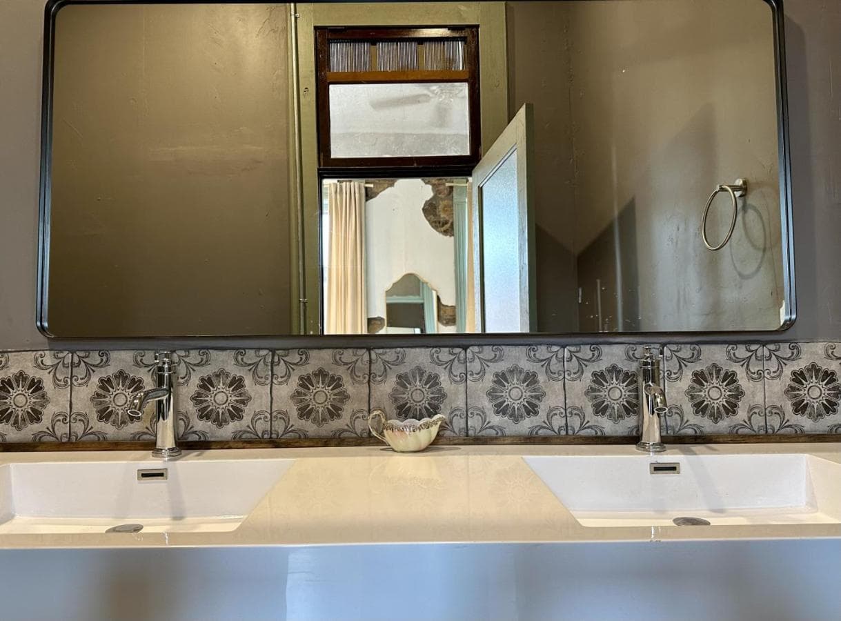 Velvet Woody - The Dunn interior in Okemah, OK — gallery photo 2