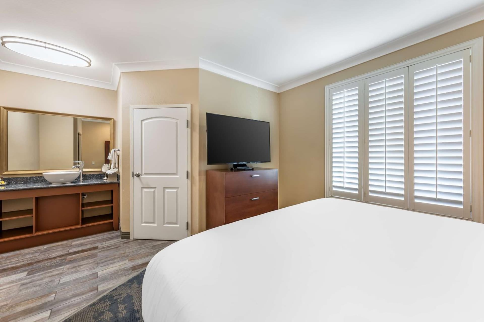 Best Western PLUS Avita Suites interior in Torrance, CA — gallery photo 2