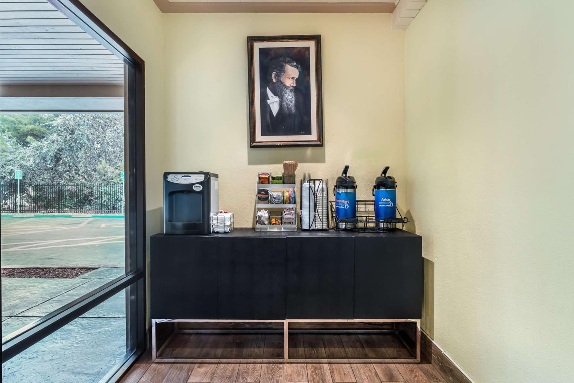 Best Western John Muir Inn property views in Martinez, CA — gallery photo 3