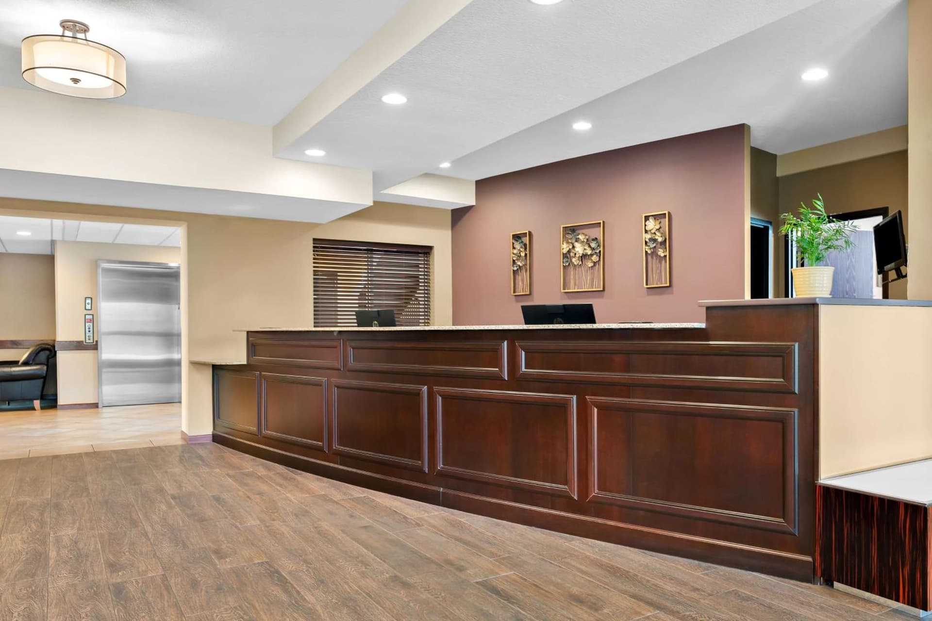Best Western Paradise Inn interior in Savoy, IL — gallery photo 2