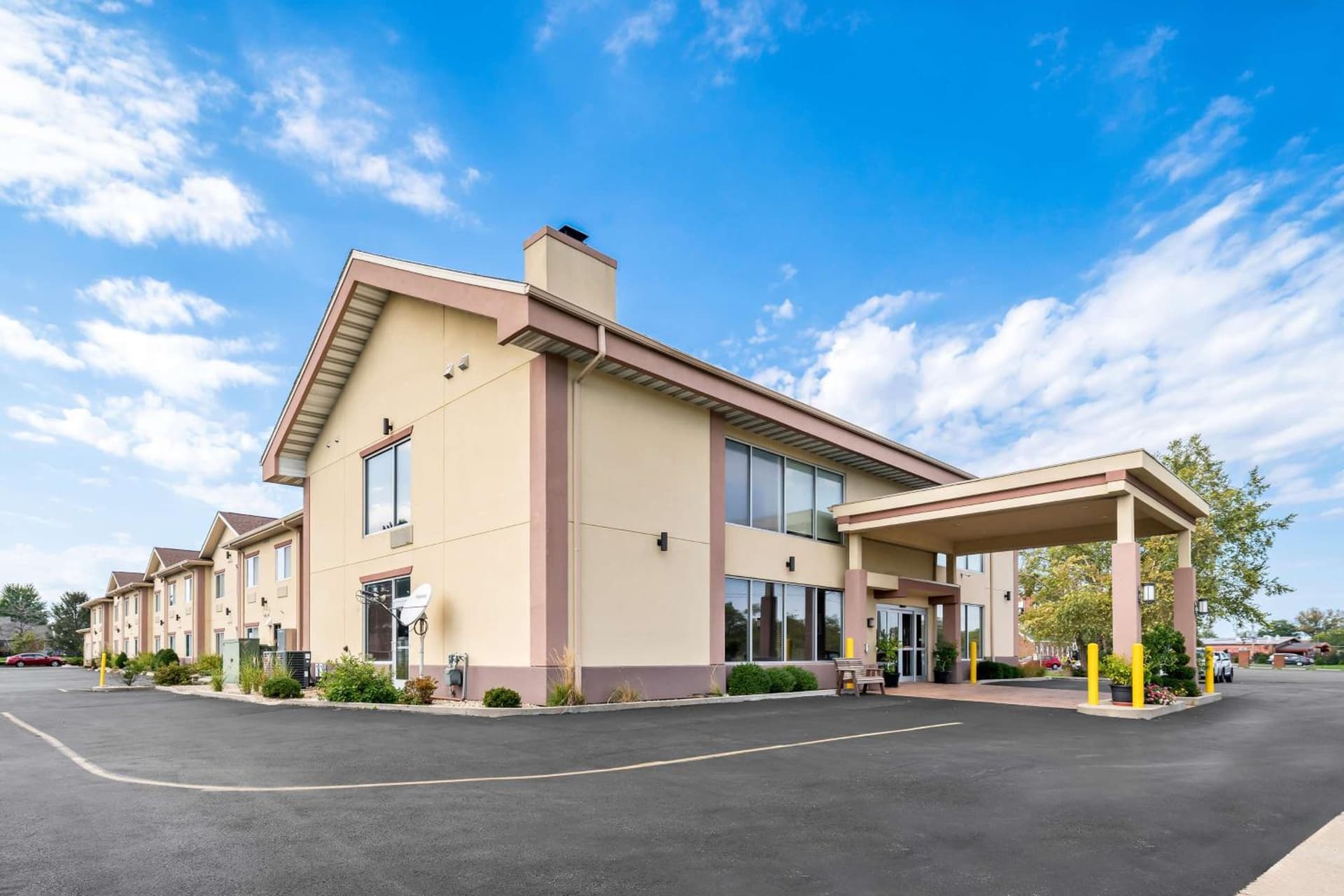 Best Western Paradise Inn featured exterior or lobby in Savoy, IL — similar hotel