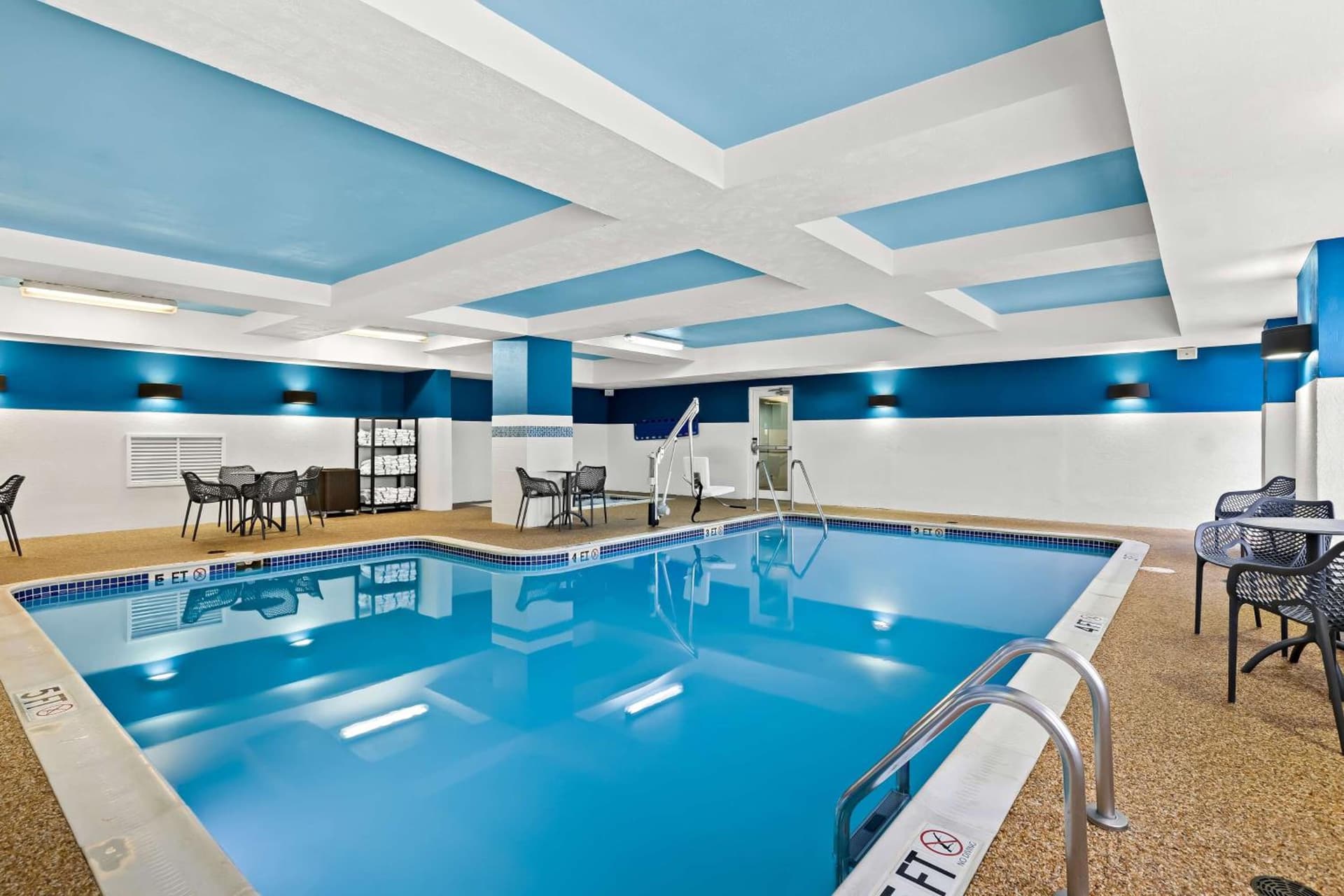Hampton Inn & Suites Canton gallery photo in North Canton, OH — image 25