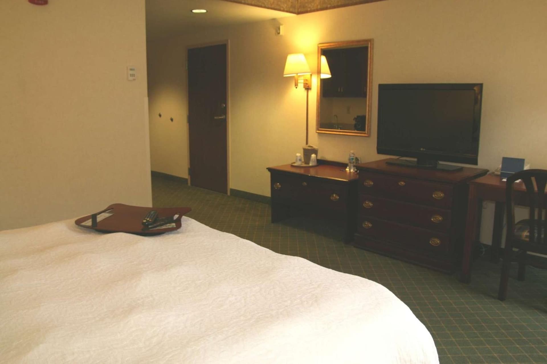 Hampton Inn Marietta interior in Marietta, OH — gallery photo 2