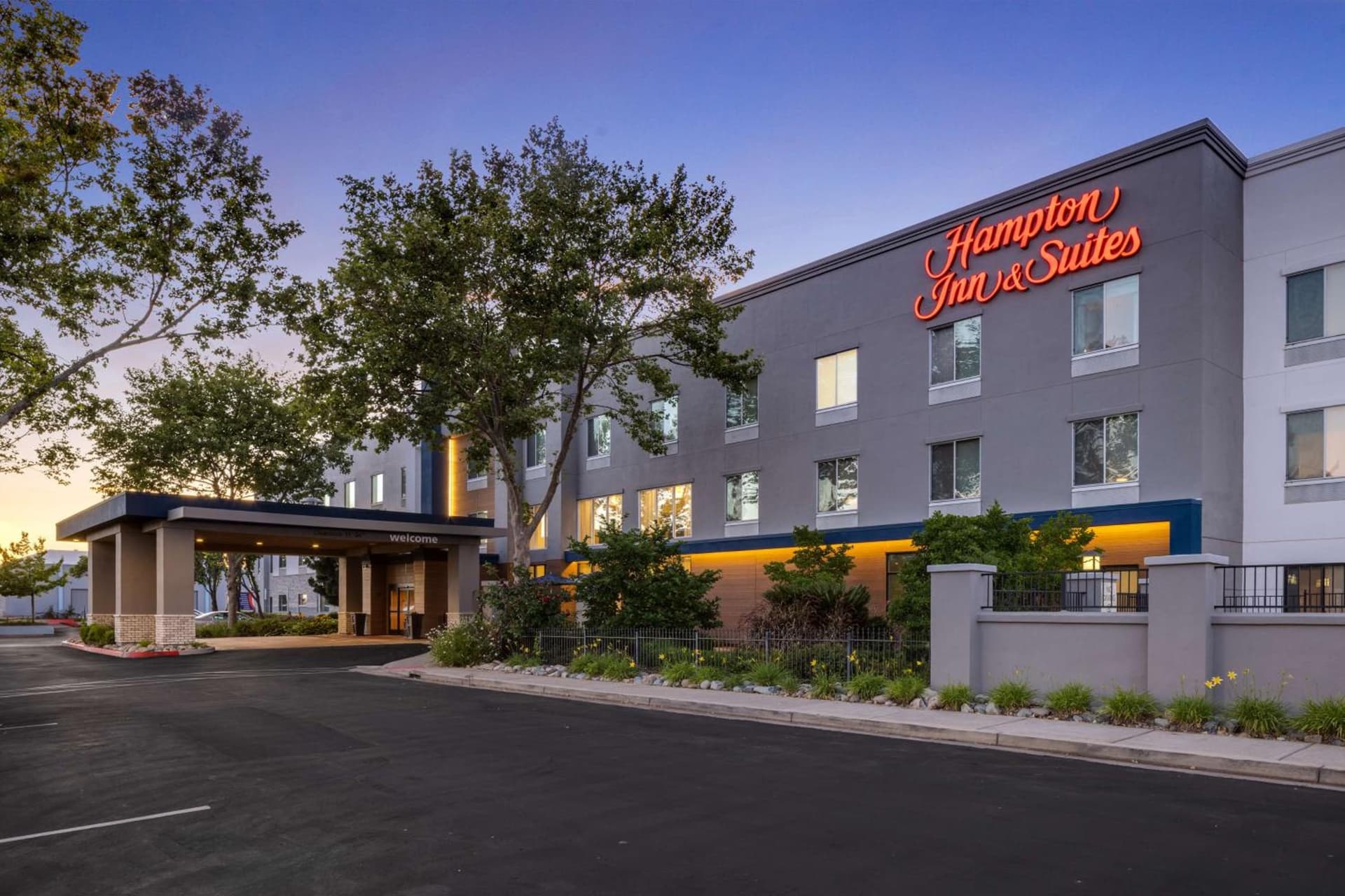 Hampton Inn & Suites Yuba City interior in Yuba City, CA — gallery photo 2