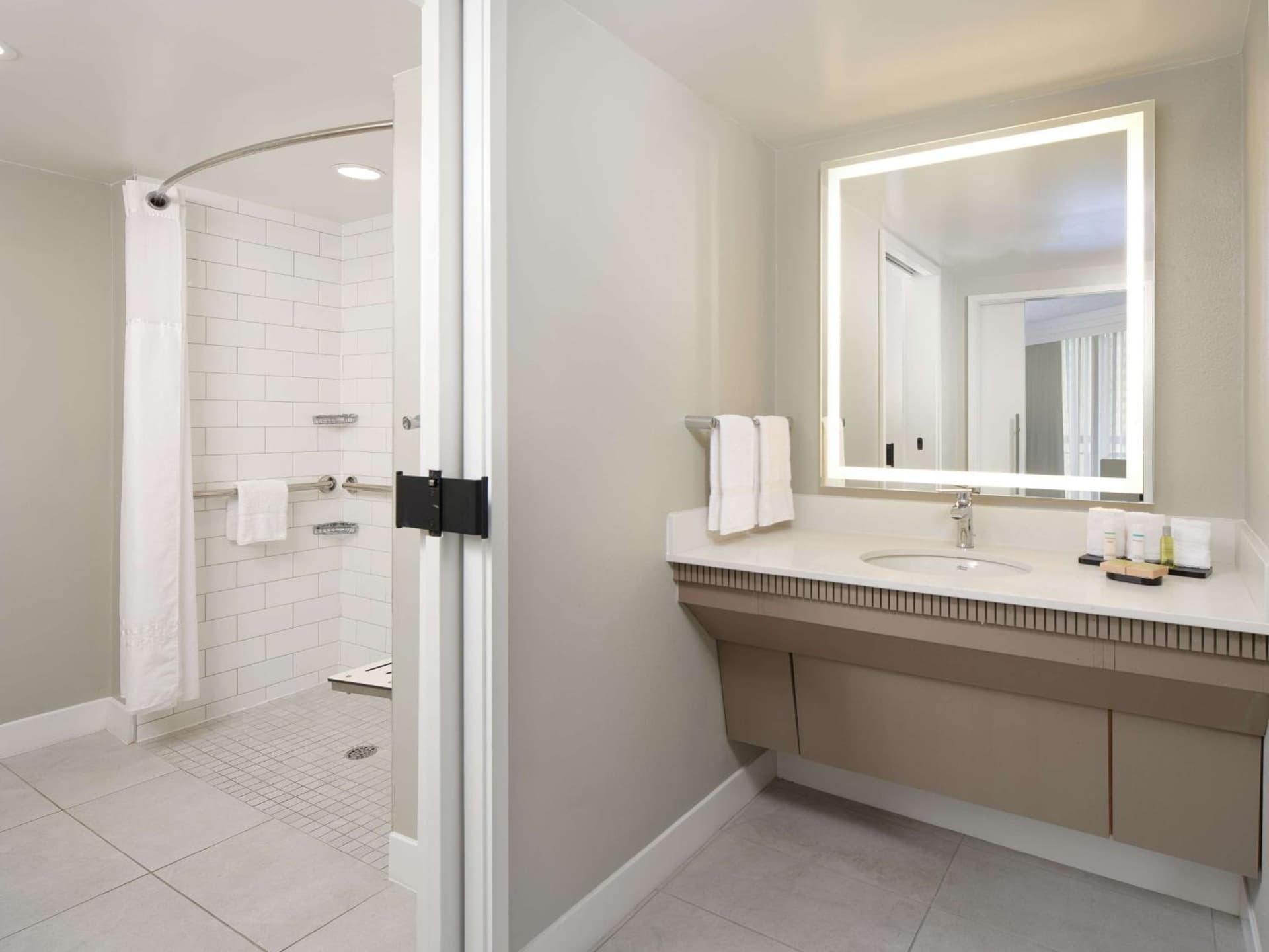 Embassy Suites by Hilton Myrtle Beach Oceanfront Resort gallery photo in Myrtle Beach, SC — image 52
