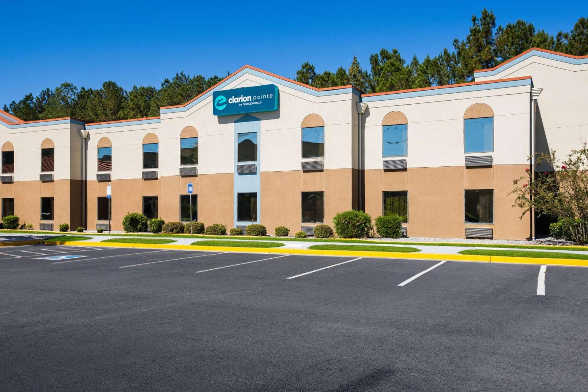 Clarion Pointe Hinesville near Fort Stewart interior in Hinesville, GA — gallery photo 2
