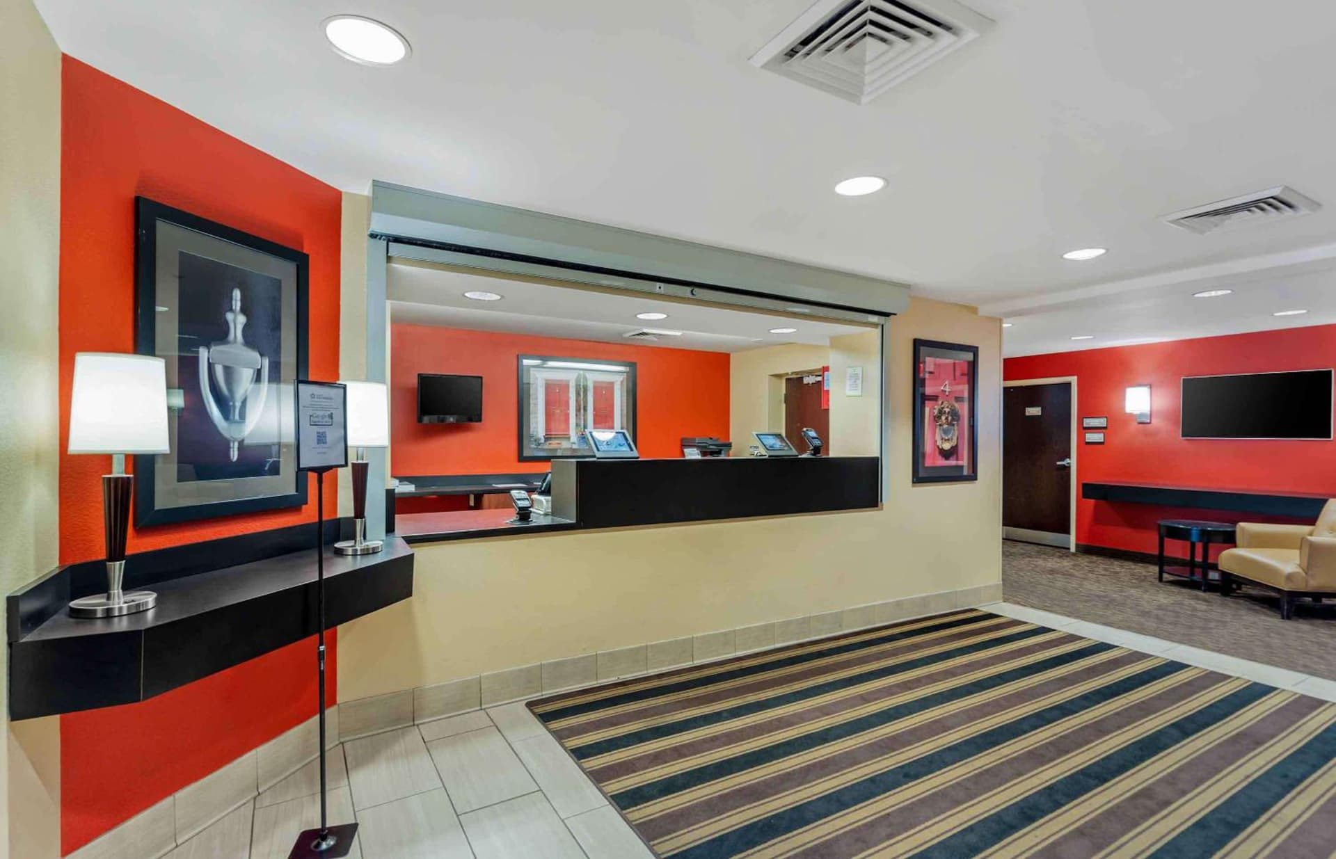 Extended Stay America Select Suites - Chicago - O'Hare interior in Rosemont, IL — gallery photo 2
