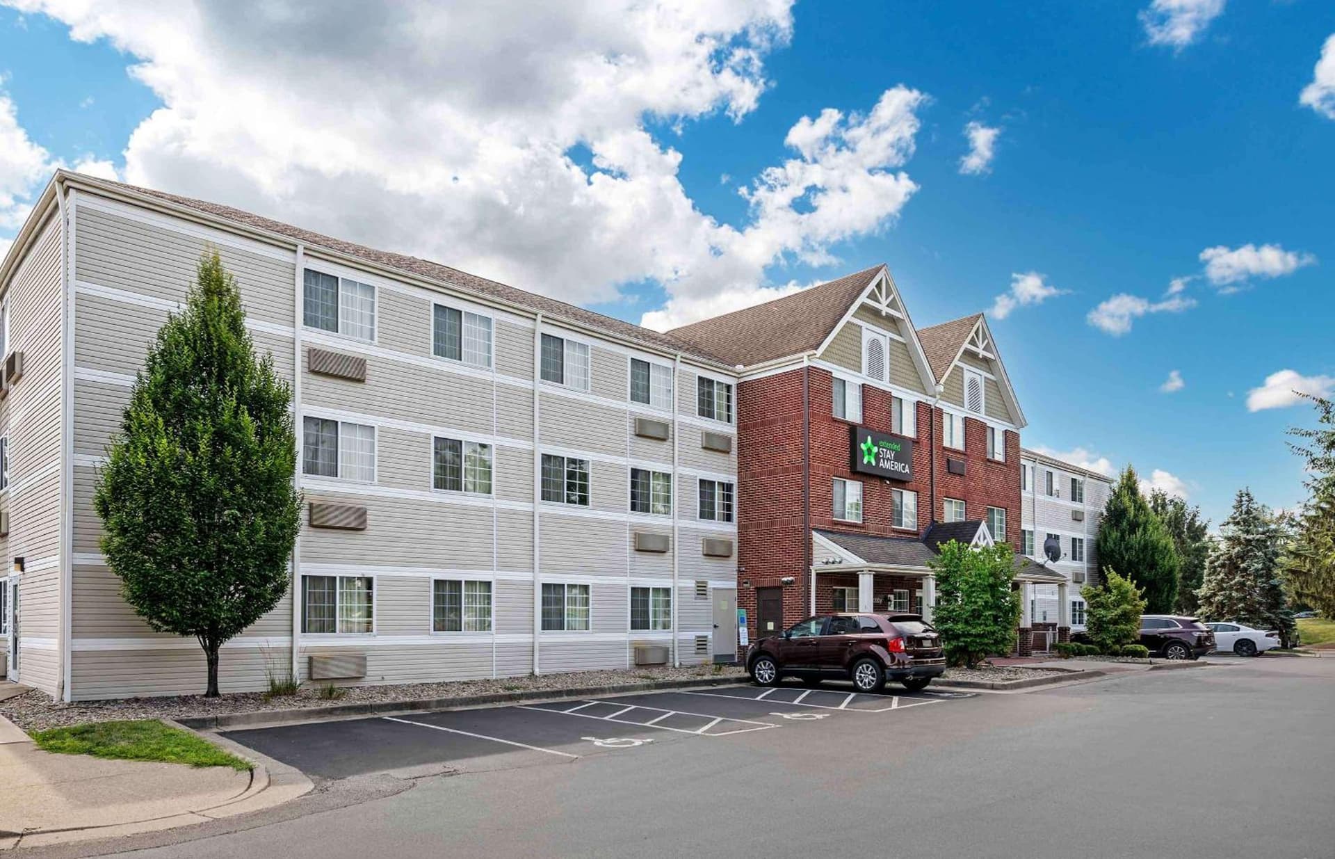 Extended Stay America Suites - Cincinnati - Blue Ash - Reed Hartman interior in Blue Ash, OH — gallery photo 2