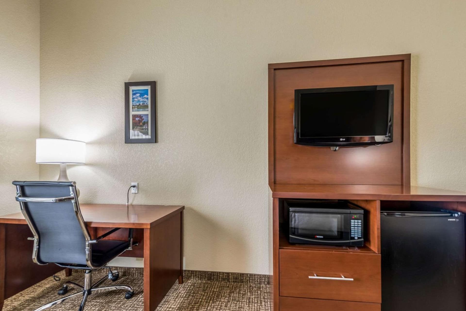 Comfort Inn & Suites Dayton North property views in Dayton, OH — gallery photo 3