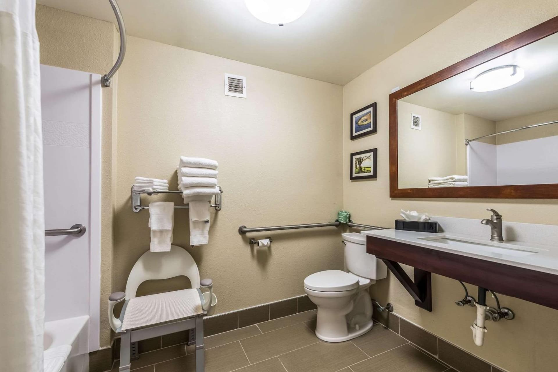 Comfort Inn & Suites Dayton North gallery photo in Dayton, OH — image 36