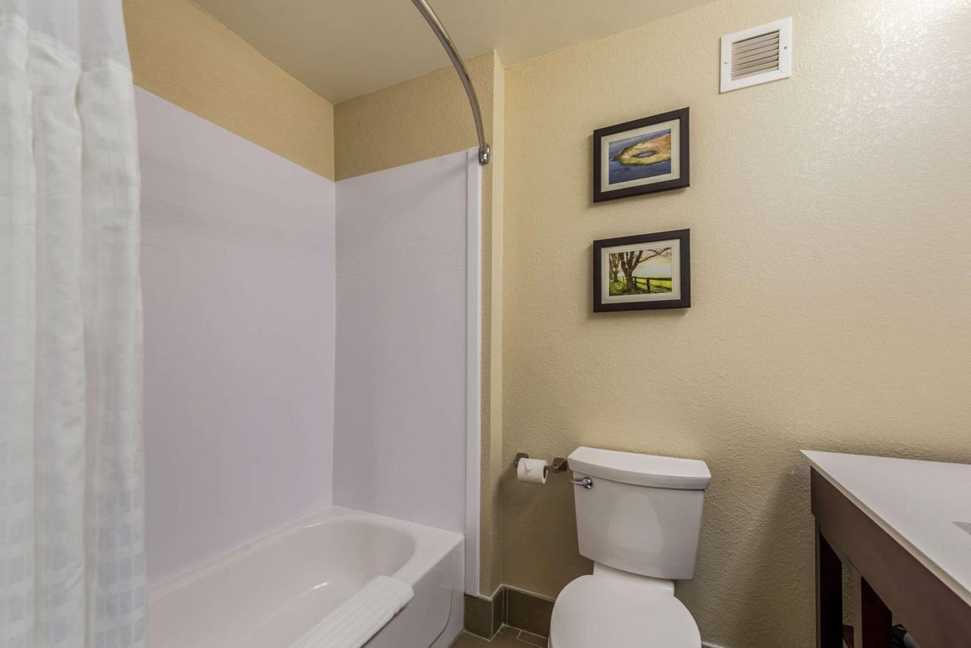 Comfort Inn & Suites Dayton North gallery photo in Dayton, OH — image 34