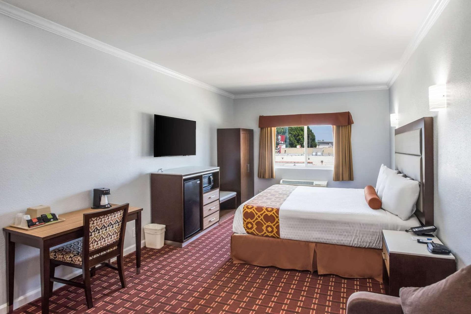 Rodeway Inn & Suites Pasadena gallery photo in Pasadena, CA — image 114