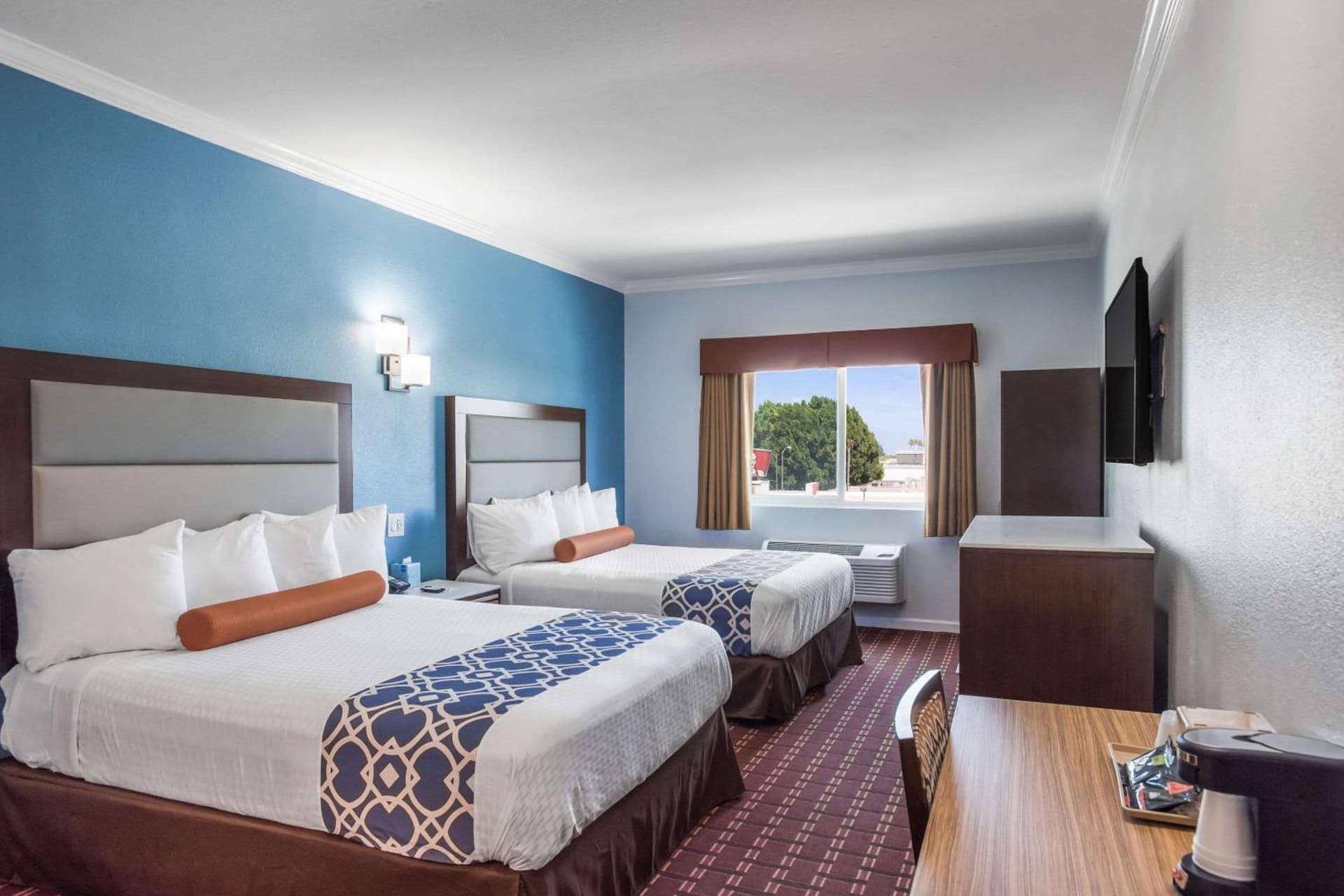 Rodeway Inn & Suites Pasadena gallery photo in Pasadena, CA — image 11