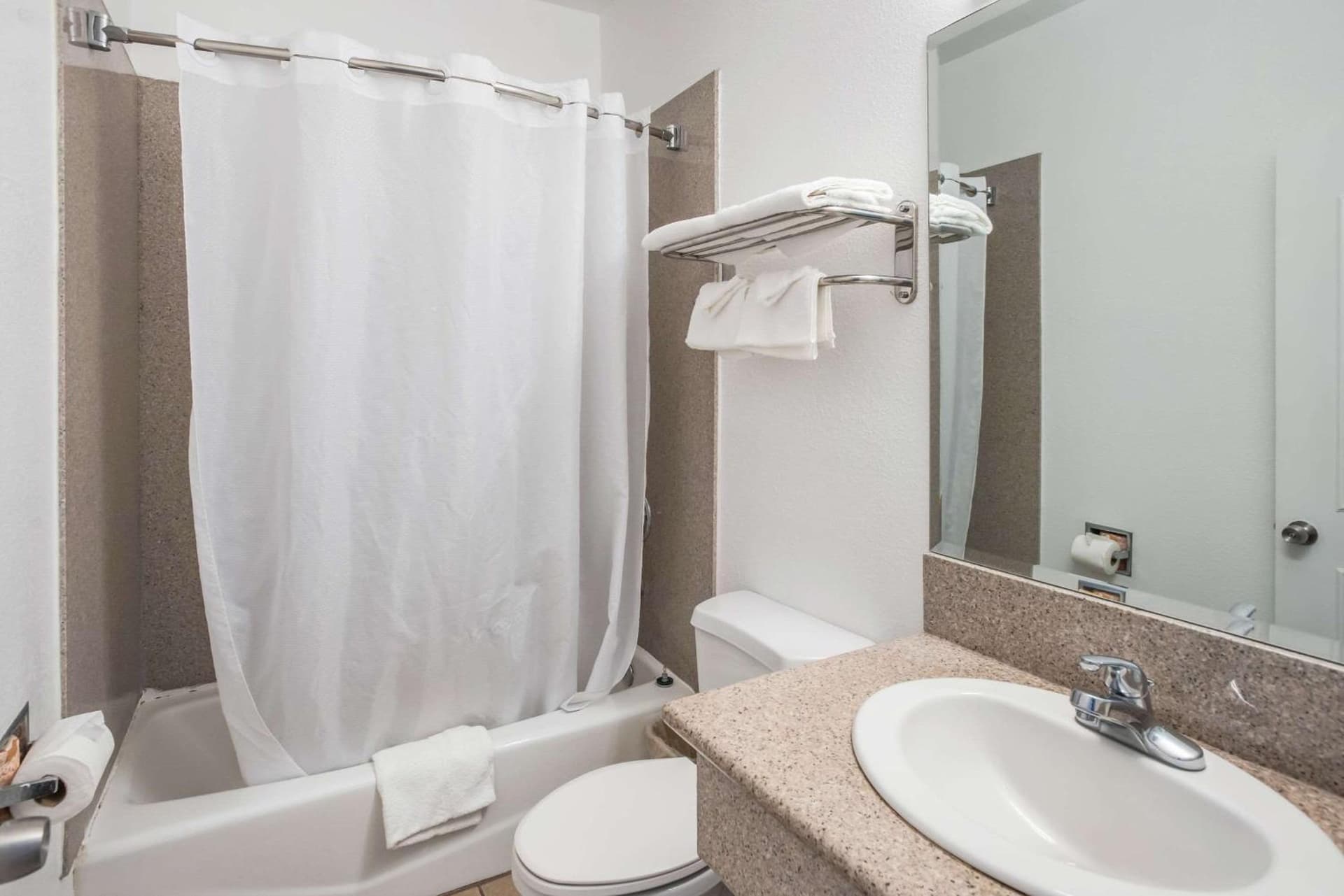Rodeway Inn & Suites Pasadena gallery photo in Pasadena, CA — image 106