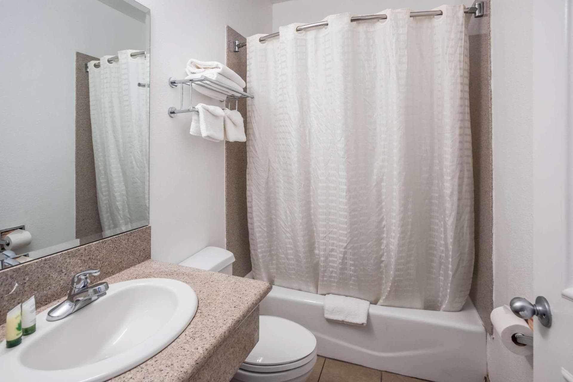 Rodeway Inn & Suites Pasadena gallery photo in Pasadena, CA — image 72
