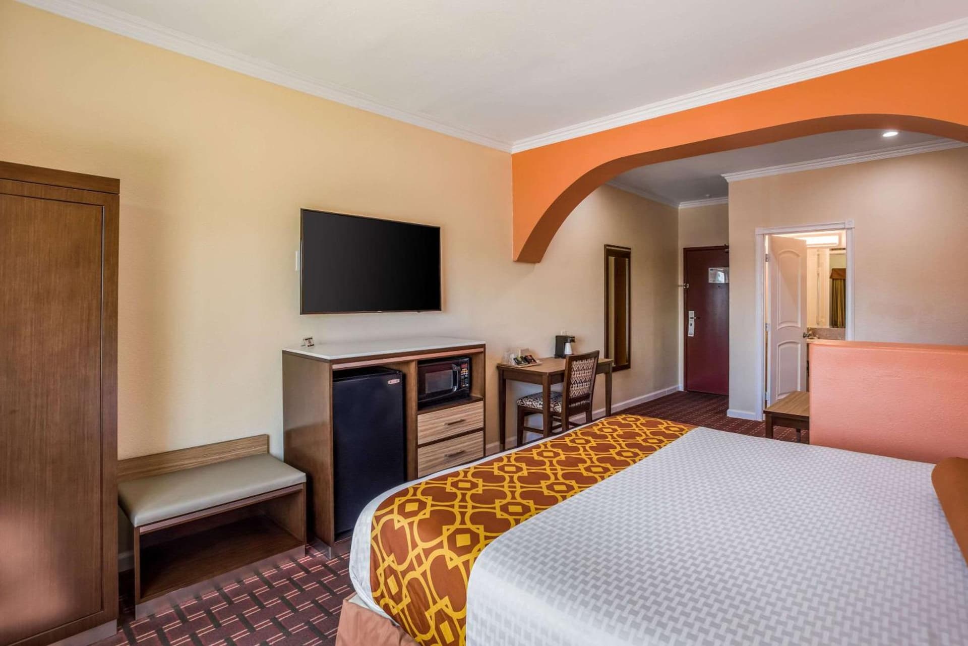 Rodeway Inn & Suites Pasadena gallery photo in Pasadena, CA — image 98
