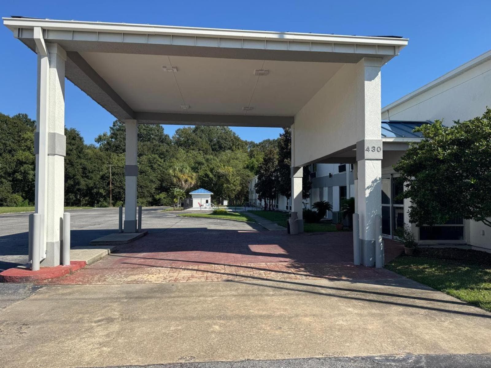 Executive Inn interior in Baker, LA — gallery photo 2