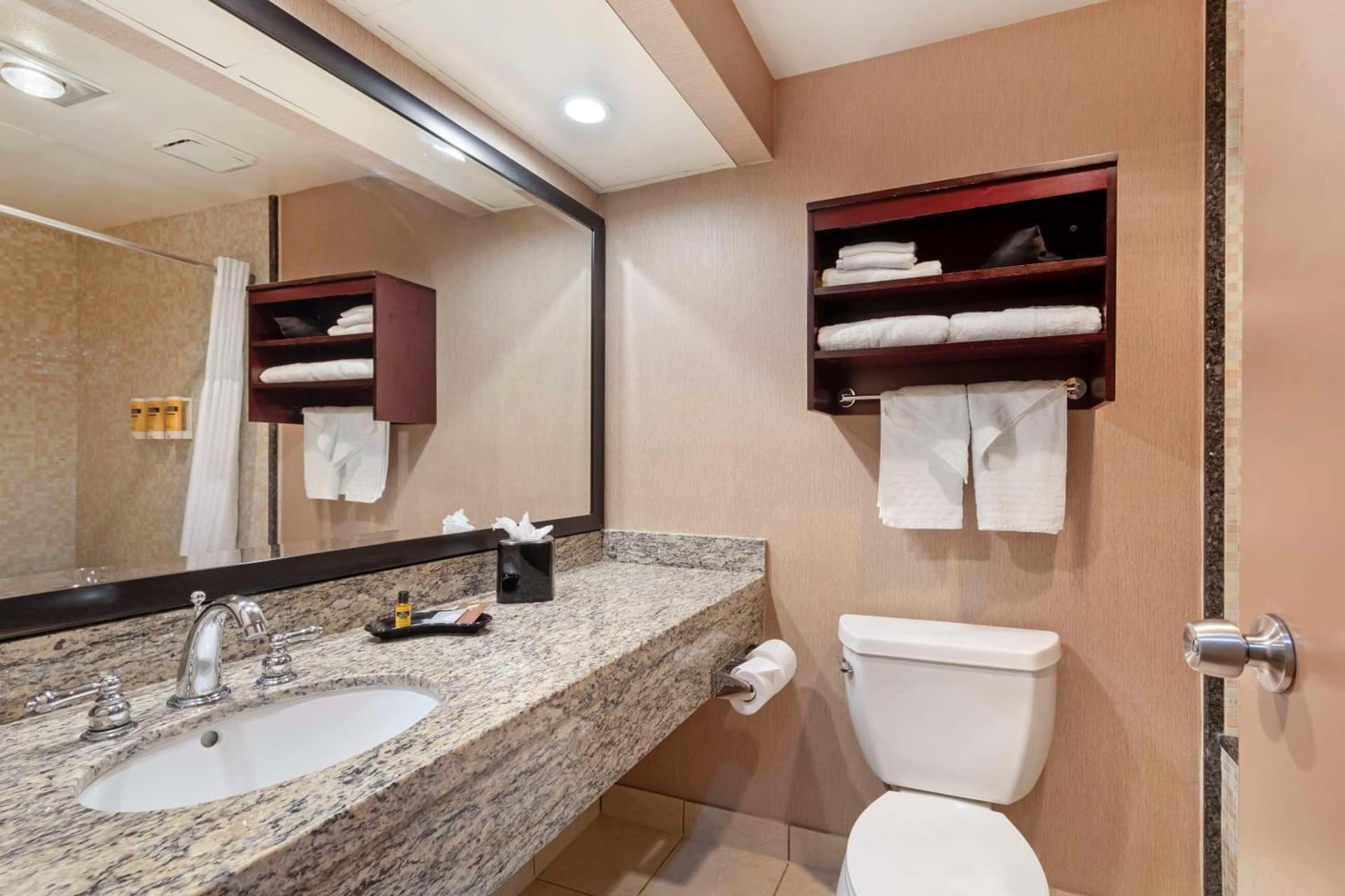 Best Western Plus Redondo Beach Inn property views in Redondo Beach, CA — gallery photo 3