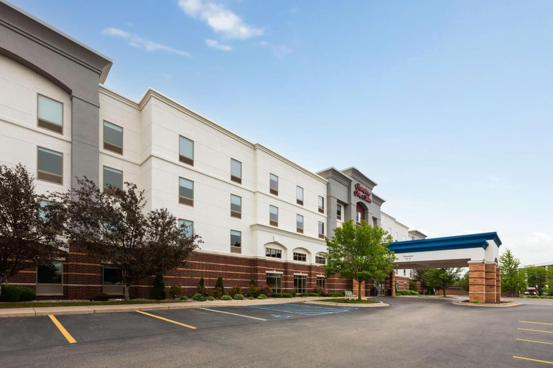 Hampton Inn & Suites Saginaw interior in Saginaw, MI — gallery photo 2