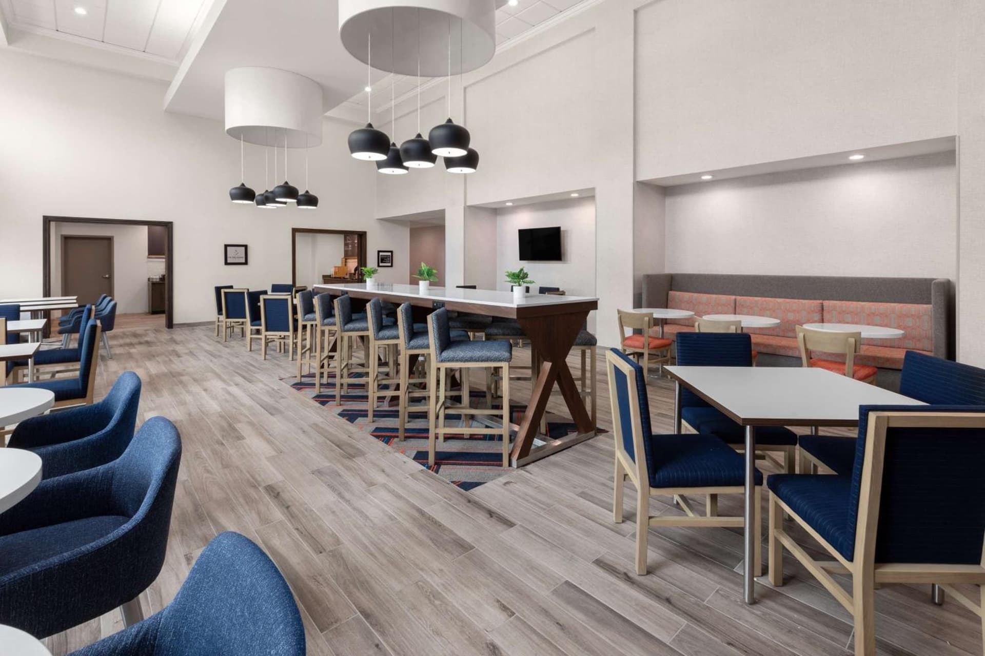 Hampton Inn & Suites Saginaw gallery photo in Saginaw, MI — image 9