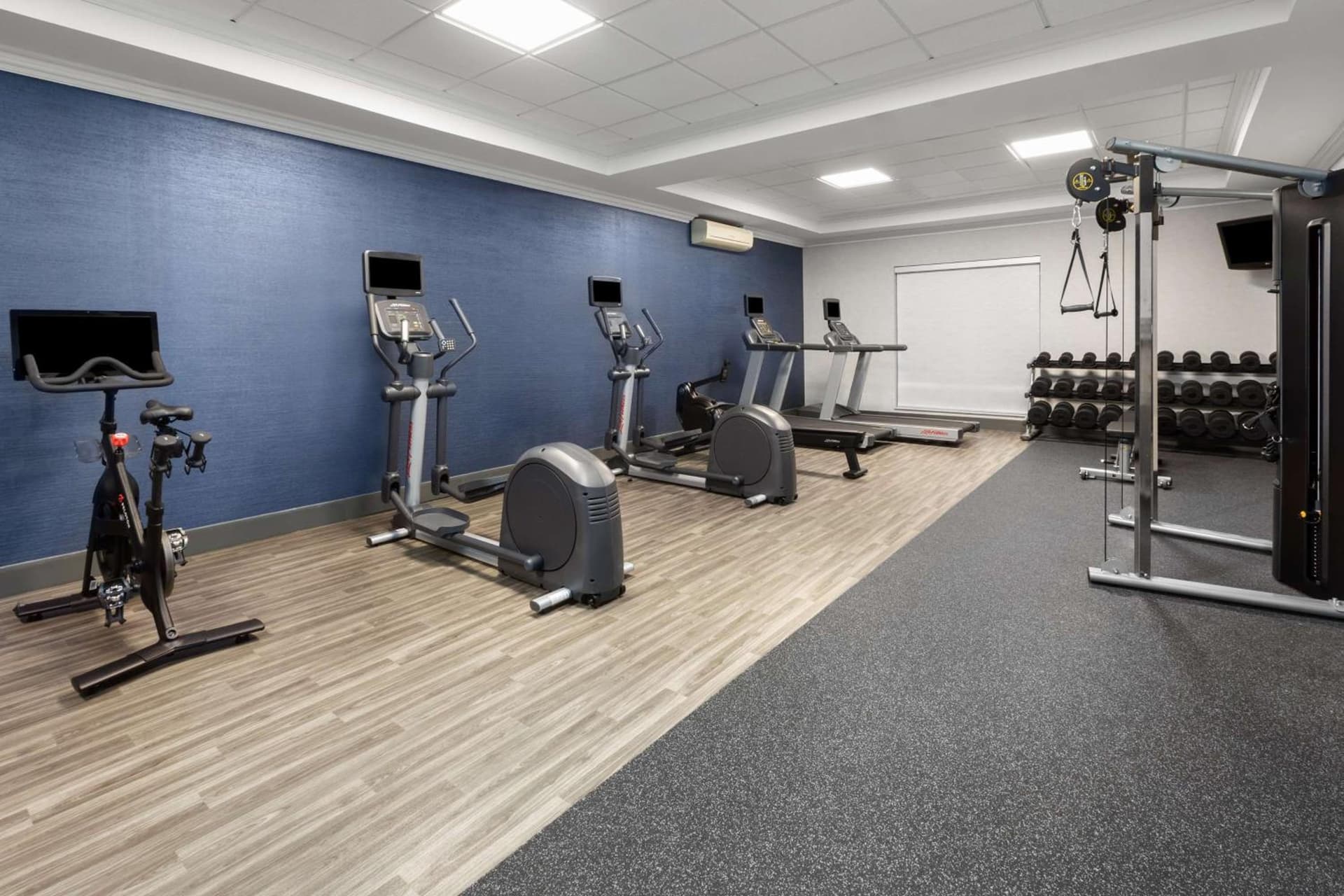 Hampton Inn & Suites Saginaw gallery photo in Saginaw, MI — image 15