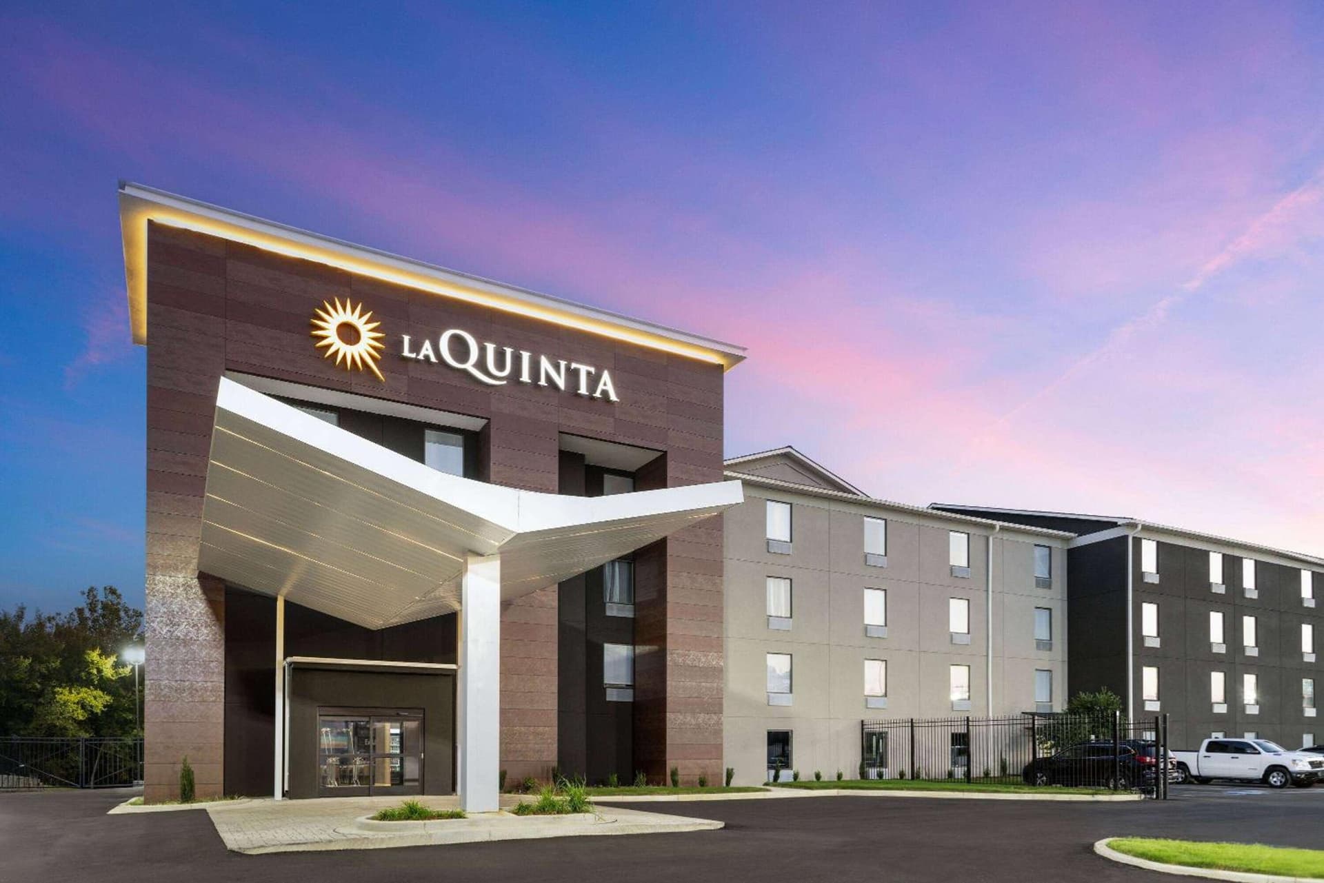 La Quinta Inn & Suites by Wyndham Memphis I-240 interior in Memphis, TN — gallery photo 2
