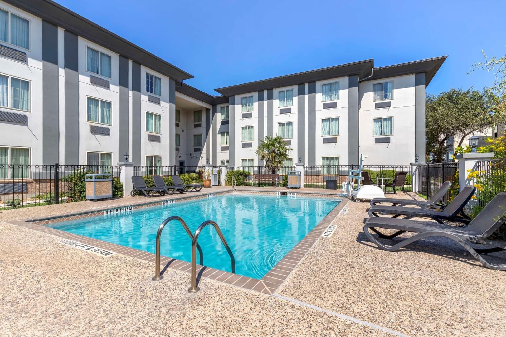 Best Western Medical Center North Inn & Suites Near Six Flags interior in San Antonio, TX — gallery photo 2
