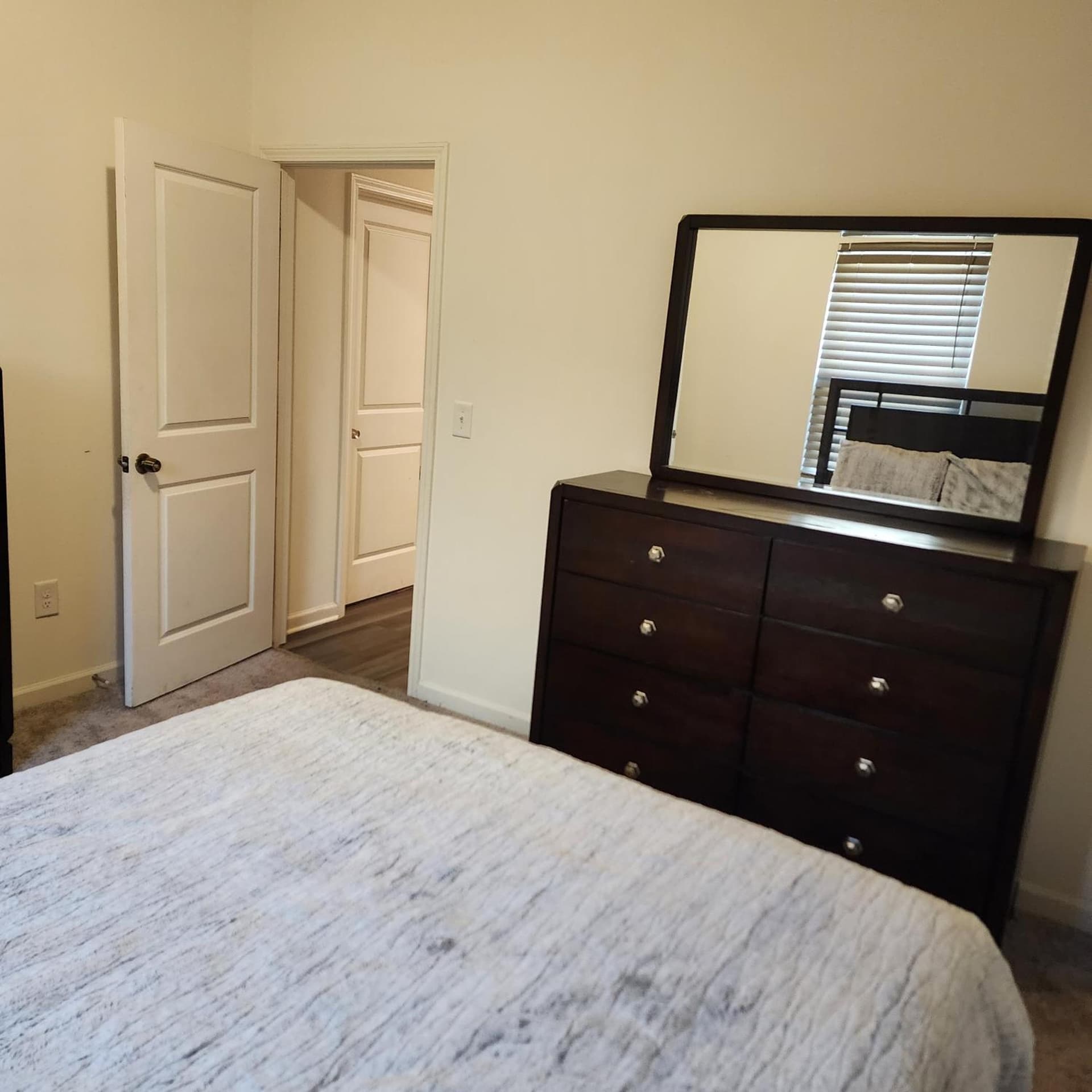 Queen bed cozy and nice featured exterior or lobby in Between, GA — similar hotel