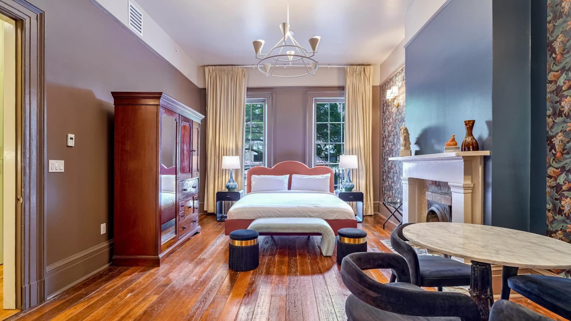 Bonsoir featured exterior or lobby in New Orleans, LA — similar hotel