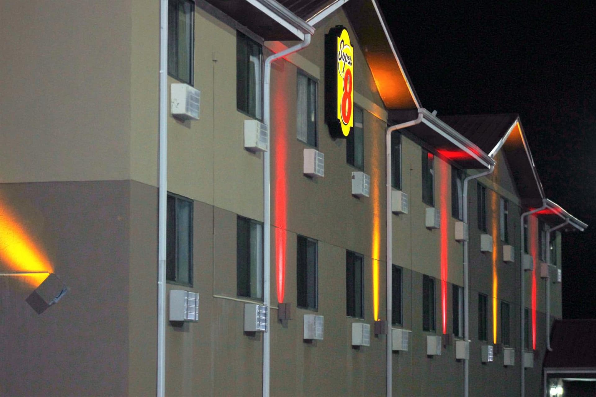 Super 8 by Wyndham Tuscaloosa gallery photo in Tuscaloosa, AL — image 6