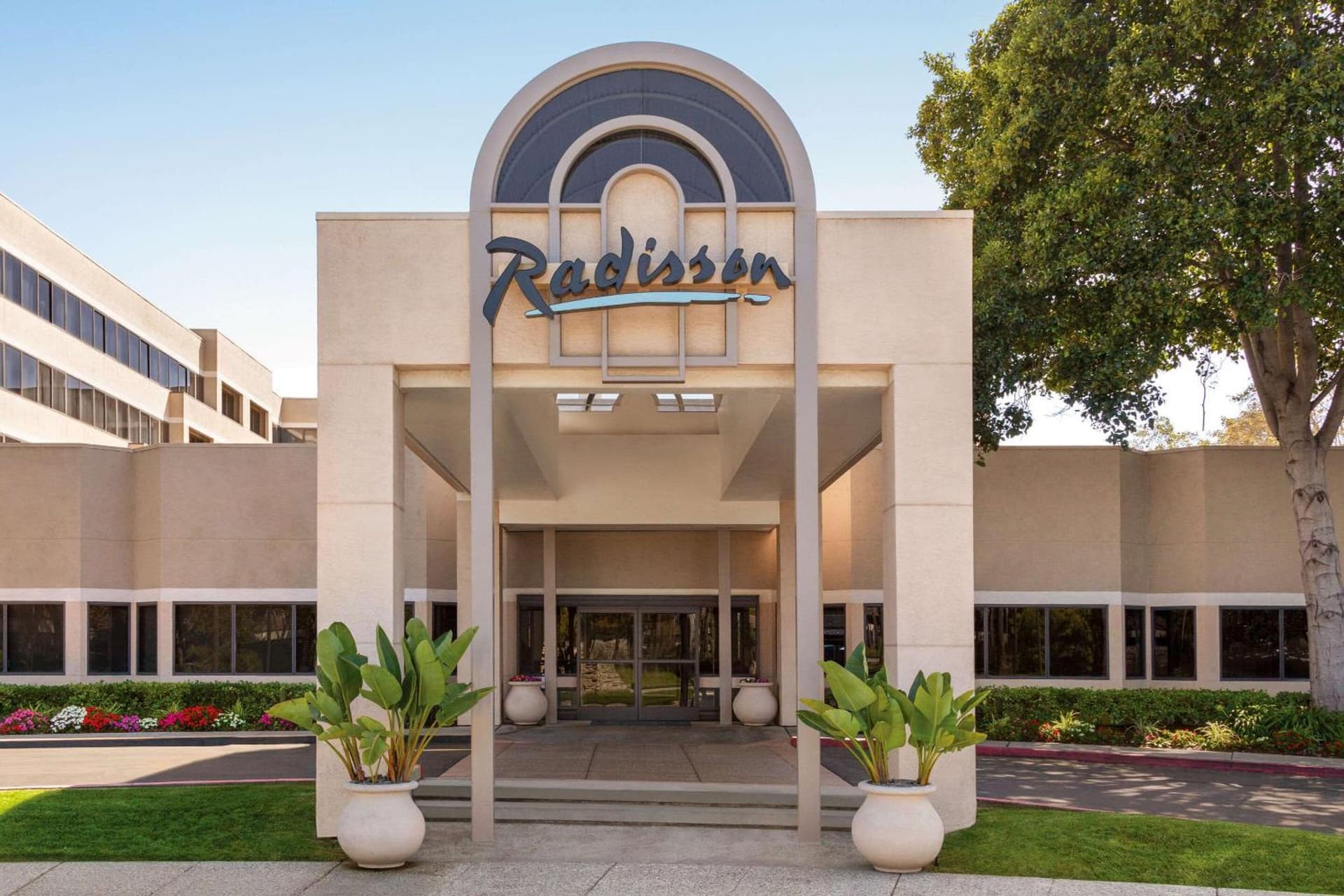 Radisson Hotel Sunnyvale - Silicon Valley interior in Sunnyvale, CA — gallery photo 2