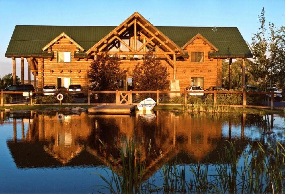 Large Group Lodge with Pool and Private Ranch — hotel in Alton, Illinois