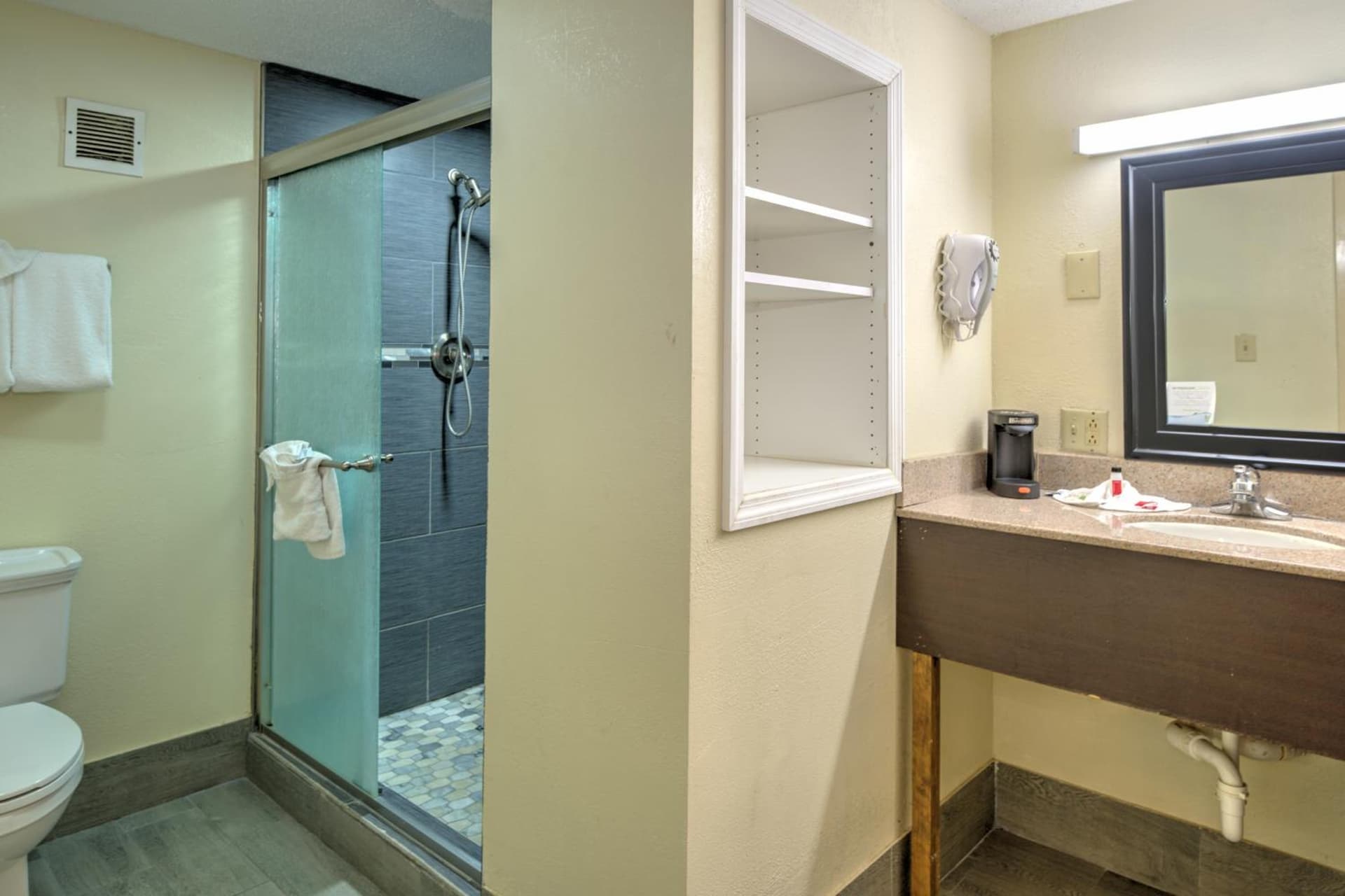 Super 8 by Wyndham Knoxville West/Farragut gallery photo in Knoxville, TN — image 21