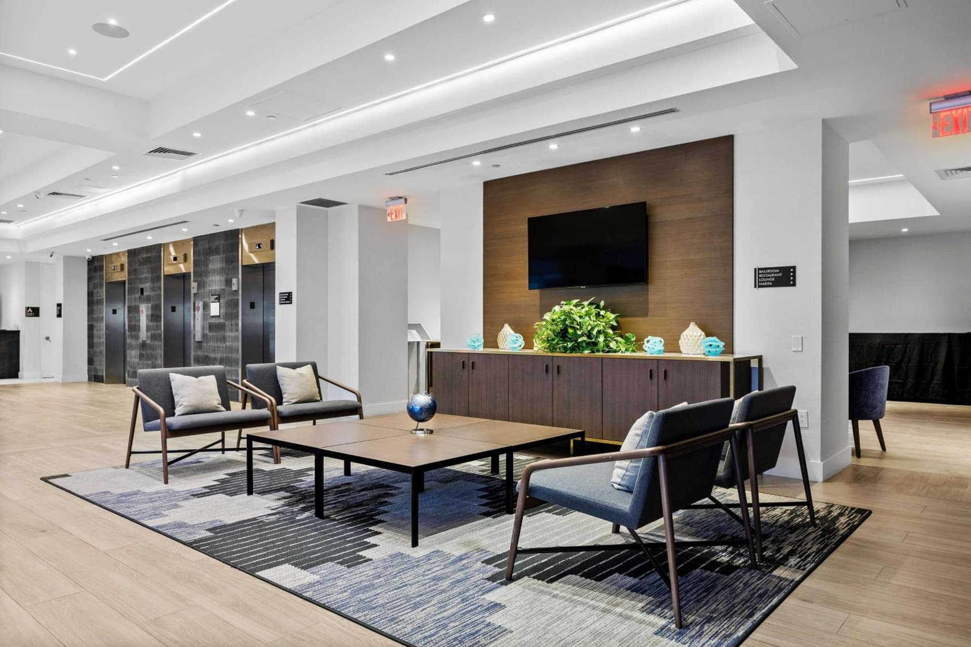 DoubleTree by Hilton New York JFK Airport property views in Queens, NY — gallery photo 3
