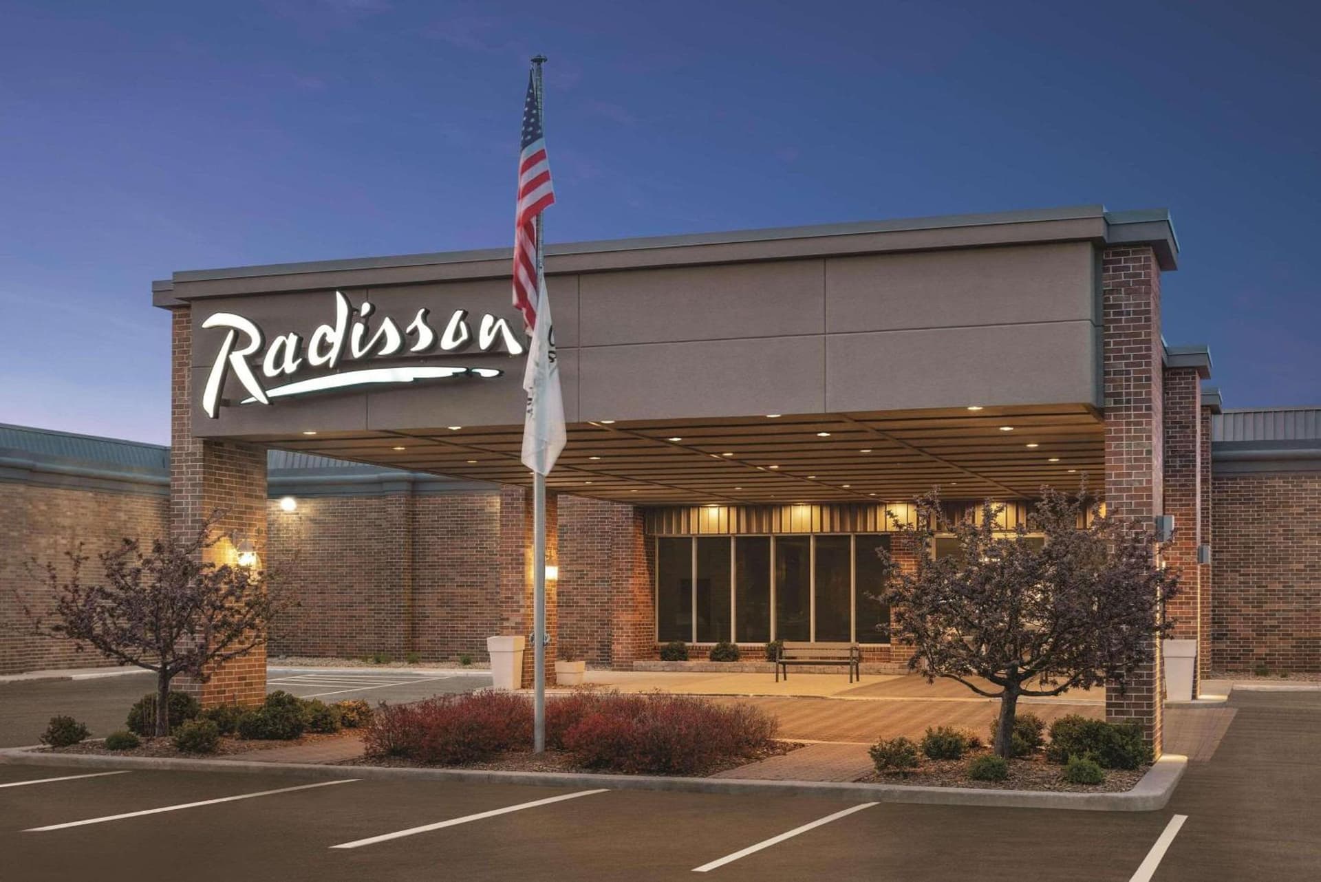 Radisson Hotel and Conference Center Fond du Lac interior in Fond du Lac, WI — gallery photo 2