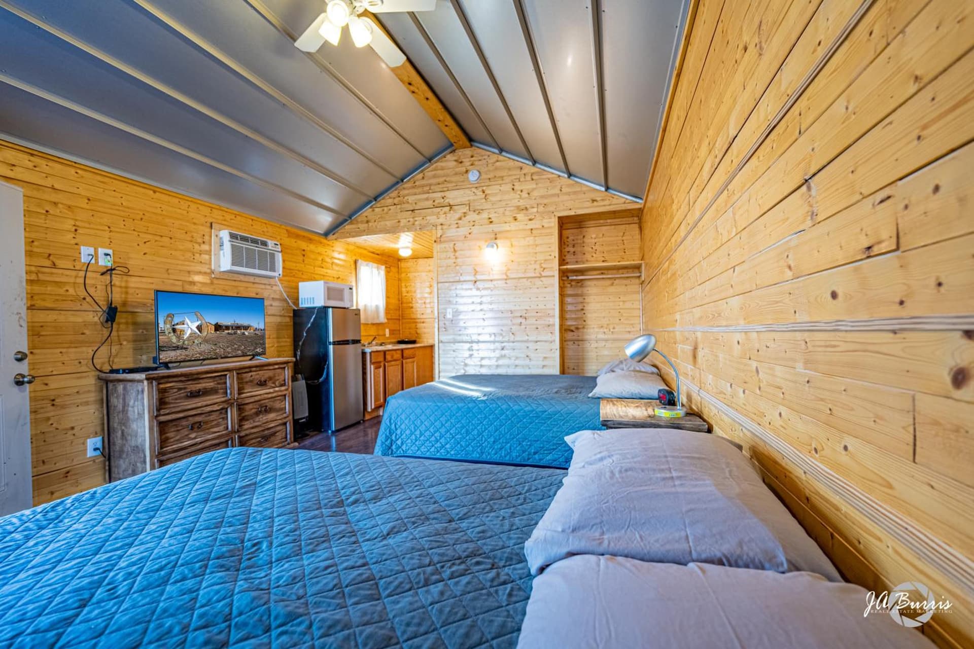 Horseshoe Lodges interior in Midland, TX — gallery photo 2