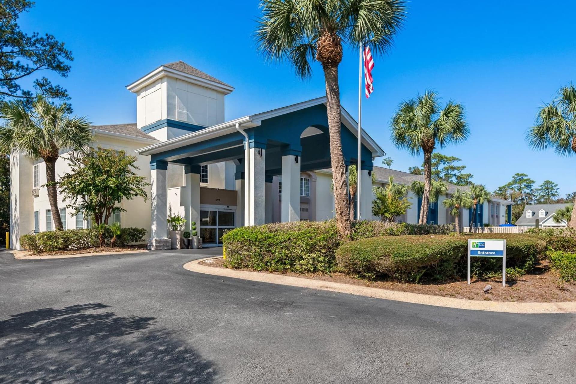 Holiday Inn Express Saint Simons Island by IHG interior in Saint Simons Island, GA — gallery photo 2