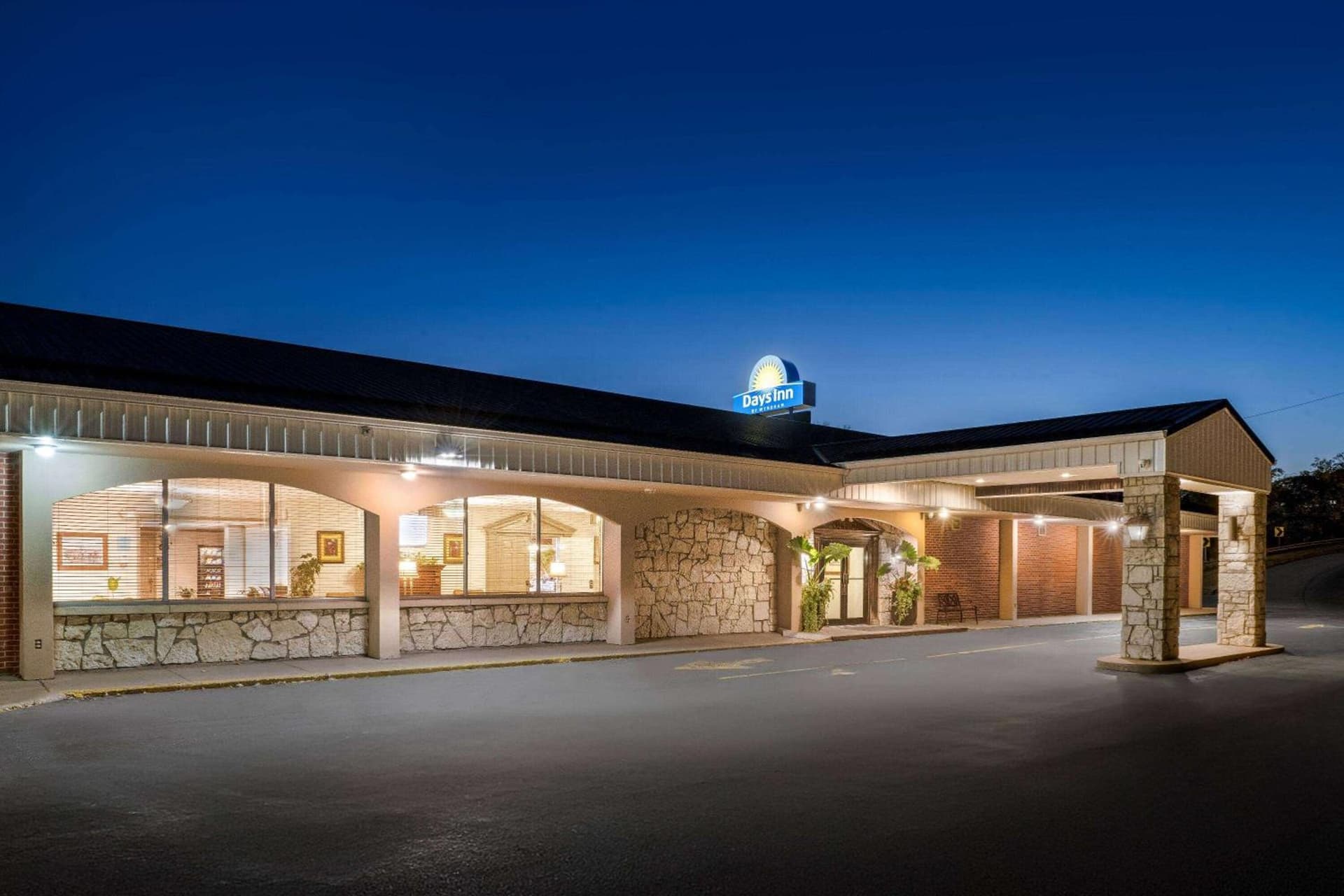 Days Inn by Wyndham Dubuque property views in Dubuque, IA — gallery photo 3