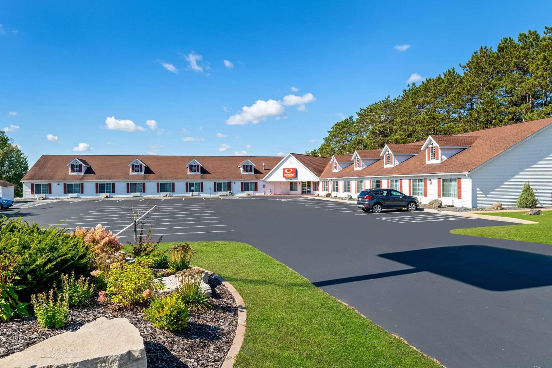 Econo Lodge Inn & Suites Eau Claire South interior in Eau Claire, WI — gallery photo 2