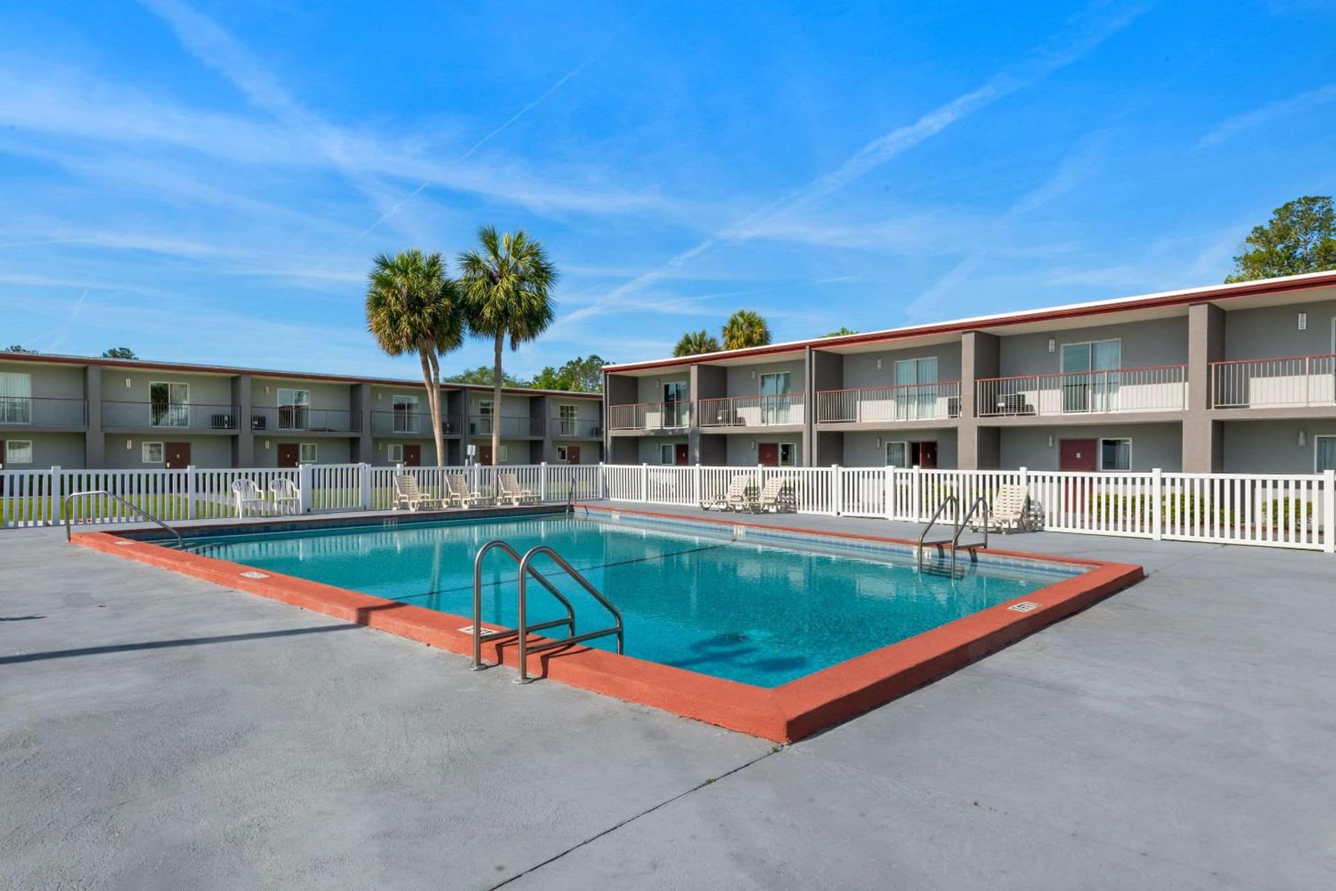 Quality Suites Wildwood - The Villages interior in Wildwood, FL — gallery photo 2