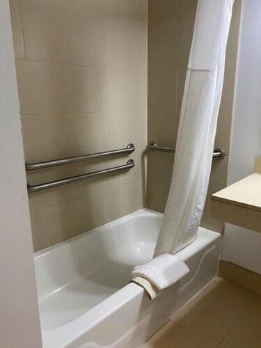Country Inn & Suites by Radisson, Lawrenceville near Northside Hospital Gwinnett gallery photo in Lawrenceville, GA — image 31
